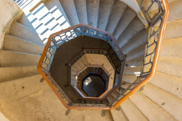 イタリアのコモ近郊のヴォルタ灯台の螺旋階段 — ストック写真