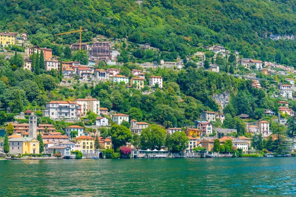 イタリアのコモ港での生活電気彫刻 — ストック写真