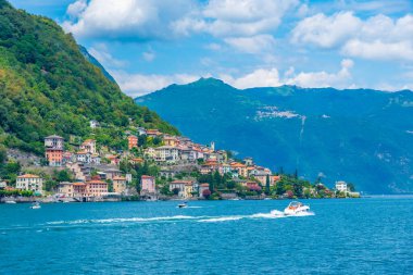 Torriggia köyü ve İtalya 'daki Como Gölü