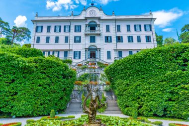 Tremezzo 'daki Villa Carlotta' daki çeşme İtalya 'daki Como Gölü' nün yanında.