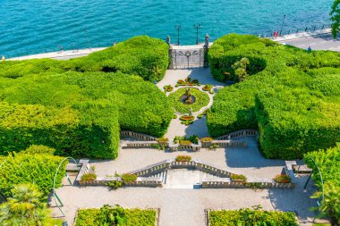 Tremezzo 'daki Villa Carlotta' daki çeşme İtalya 'daki Como Gölü' nün yanında.