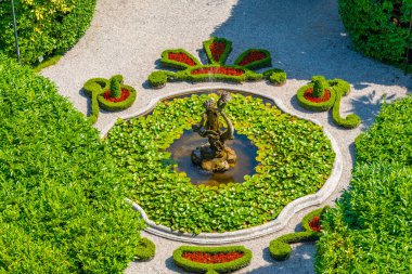 Tremezzo 'daki Villa Carlotta' daki çeşme İtalya 'daki Como Gölü' nün yanında.