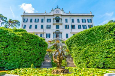 Tremezzo 'daki Villa Carlotta' daki çeşme İtalya 'daki Como Gölü' nün yanında.