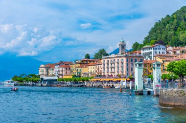 Göl kenarındaki Bellagio şehrinin Lakeside manzarası Como Gölü 'nde.