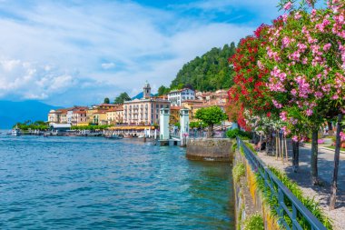 Göl kenarındaki Bellagio şehrinin Lakeside manzarası Como Gölü 'nde.