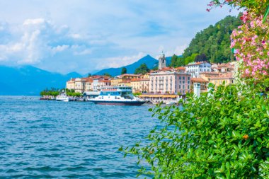 Göl kenarındaki Bellagio şehrinin Lakeside manzarası Como Gölü 'nde.