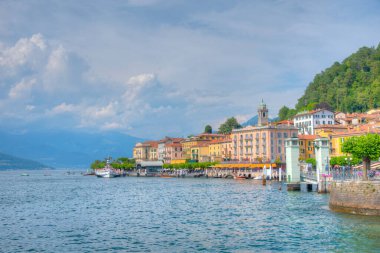 Göl kenarındaki Bellagio şehrinin Lakeside manzarası Como Gölü 'nde.