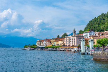 Göl kenarındaki Bellagio şehrinin Lakeside manzarası Como Gölü 'nde.