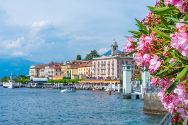 Göl kenarındaki Bellagio şehrinin Lakeside manzarası Como Gölü 'nde.