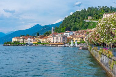 Göl kenarındaki Bellagio şehrinin Lakeside manzarası Como Gölü 'nde.