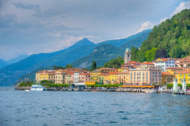 Göl kenarındaki Bellagio şehrinin Lakeside manzarası Como Gölü 'nde.
