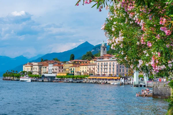 湖コモ湖に位置イタリアの町Bellagioの湖畔の景色 — ストック写真