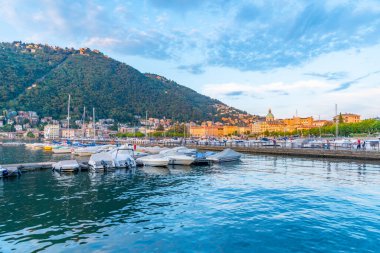 Gün batımında marinanın arkasında izlenen Como, İtalya