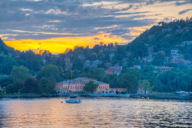 İtalya 'da Lago di Como kıyısındaki Villa Olmo' nun günbatımı manzarası