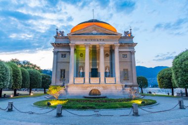 Tempio Voltiano 'nun İtalya' daki Como Gölü kıyısındaki günbatımı manzarası