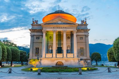 Tempio Voltiano 'nun İtalya' daki Como Gölü kıyısındaki günbatımı manzarası