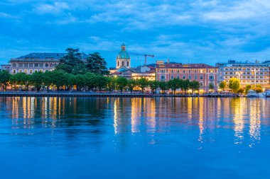 İtalyan kasabasının gece manzarası Como