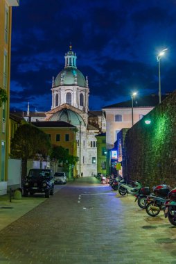 İtalya 'nın Como kentindeki Santa Maria Assunta Katedrali' nin gece manzarası