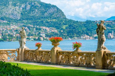 Tremezzo çiçeklerin arkasına baktı, İtalya