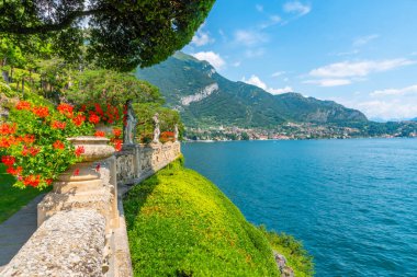 Tremezzo çiçeklerin arkasına baktı, İtalya