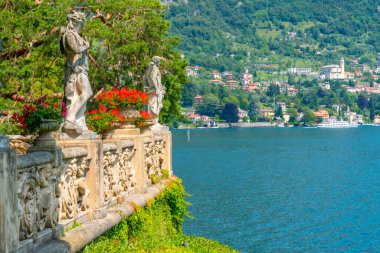 Tremezzo çiçeklerin arkasına baktı, İtalya