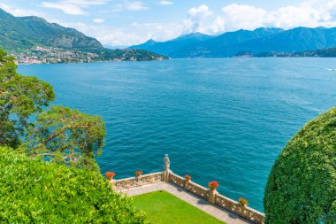 Tremezzo çiçeklerin arkasına baktı, İtalya