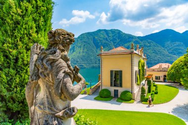 Villa del Balbianello İtalya 'daki Como gölünde bir heykelin arkasında görüldü.