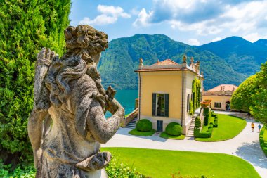 Villa del Balbianello İtalya 'daki Como gölünde bir heykelin arkasında görüldü.