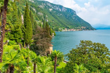 İtalya 'daki Villa Manastırı' nın bahçesinden izlenen Como Gölü.
