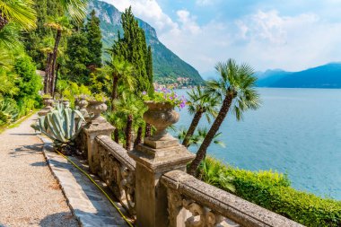 Como Gölü, İtalya 'nın Varenna kentindeki Vila Manastırı' nda çiçeklerin arkasında görüldü.
