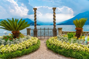 İtalya 'daki Villa Manastırı' nın bahçesinden izlenen Como Gölü.