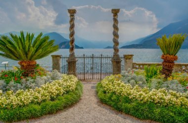 İtalya 'daki Villa Manastırı' nın bahçesinden izlenen Como Gölü.