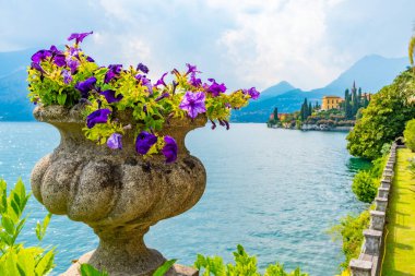 Villa Cipressi İtalya 'daki Varenna' da çiçeklerin arkasından izlendi