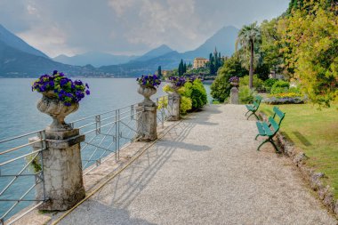 Villa Cipressi İtalya 'da Varenna' daki villa manastırından izlendi