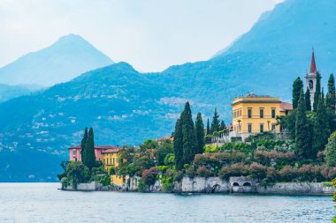 Villa Cipressi İtalya 'da Varenna' daki villa manastırından izlendi
