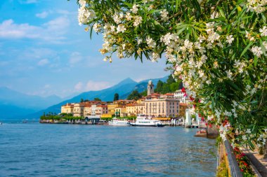 Göl kenarındaki Bellagio şehrinin Lakeside manzarası Como Gölü 'nde.