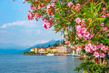 Göl kenarındaki Bellagio şehrinin Lakeside manzarası Como Gölü 'nde.