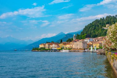 Göl kenarındaki Bellagio şehrinin Lakeside manzarası Como Gölü 'nde.
