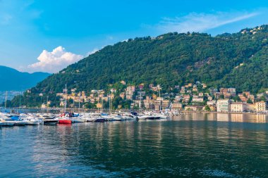 İtalya 'nın Como kasabasında bir marina manzarası