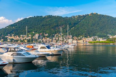 İtalya 'nın Como kasabasında bir marina manzarası