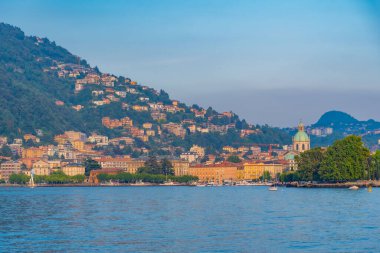 İtalyan kasabasının günbatımı Como