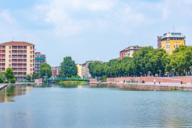 Milano, İtalya 'nın merkezindeki Darsena del Naviglio kanalının görüntüsü