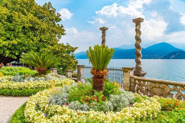 从意大利Villa Monastero花园看科莫湖 — 图库照片