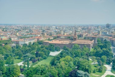 İtalya, Milano 'daki Torre Branca' dan Castello Sforzesco 'nun hava manzarası