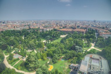 İtalya, Milano 'daki Torre Branca' dan Castello Sforzesco 'nun hava manzarası