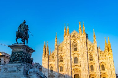 Milano 'daki Duomo Katedrali Kral II. Vittorio Emanuele' nin heykelinin arkasında