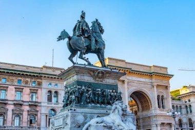 Kral II. Vittorio Emanuele 'nin heykeli İtalya' nın Milano şehrinin merkezinde.