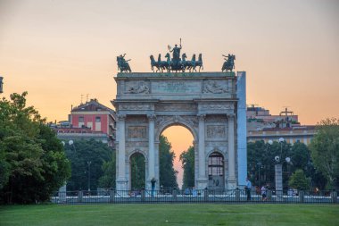 İtalyan kenti Milano 'da Arco della Pace' in günbatımı görünümü