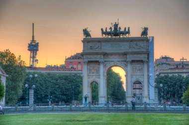 İtalyan kenti Milano 'da Arco della Pace' in günbatımı görünümü