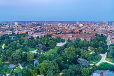 İtalya, Milano 'daki Torre Branca' dan Castello Sforzesco 'nun günbatımı manzarası